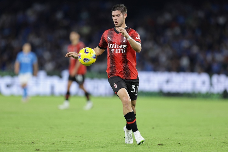 阿媒:米蘭租將佩萊格里諾在游艇上參加派對,遭獨(dú)立隊(duì)內(nèi)部禁賽